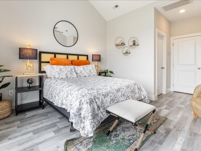 Building Photo - Flexible Lease Lengths! Furnished Southside Townhome