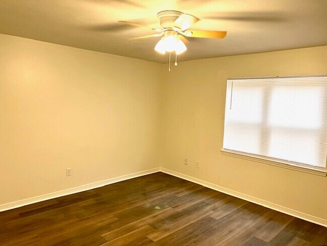 Building Photo - 3/2 brick home in Cottage Park Estates