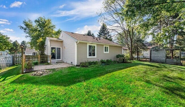 Building Photo - 327 Danbury Dr