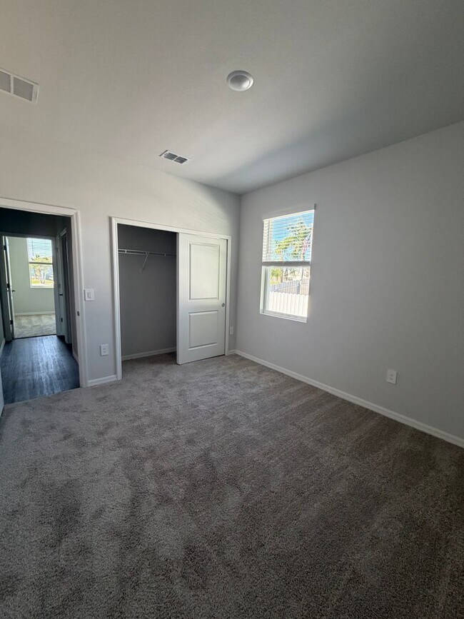 Building Photo - 915 NE 19th St