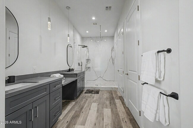 Building Photo - 1344 E Polk St