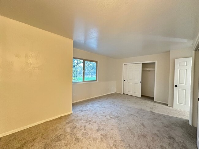 Building Photo - Upgraded Corner Townhouse - 2 bed/1.5 bath