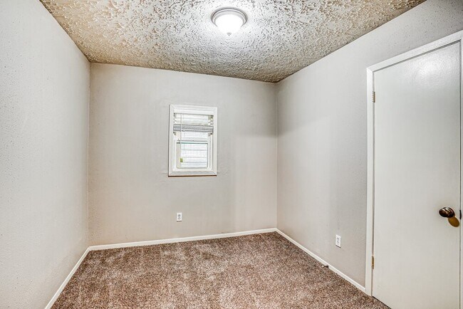 Building Photo - 7010 Foxmont Ln