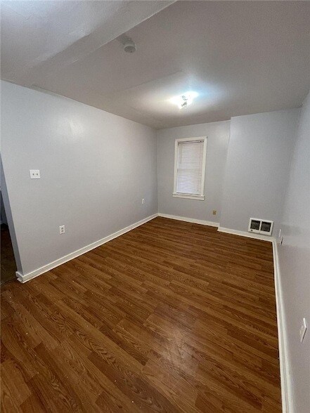 Building Photo - 456 Woodlane Ave