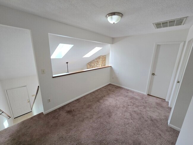 Building Photo - Awesome 3 Bed / 2 Bath Townhome with Open ...