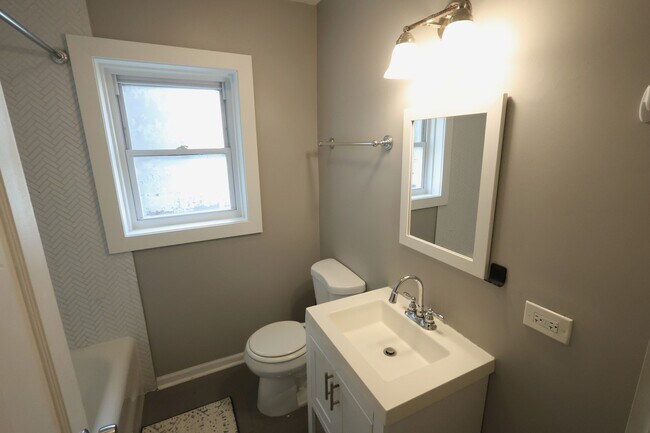 Building Photo - 5653 N Talman Ave