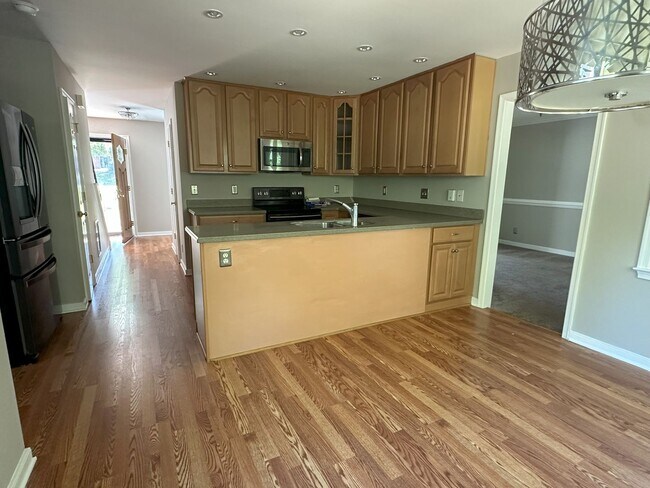 Building Photo - 4 Bed 2.5 Bath 2 Car Garage Colonial Chesterfield/Deer Run Area
