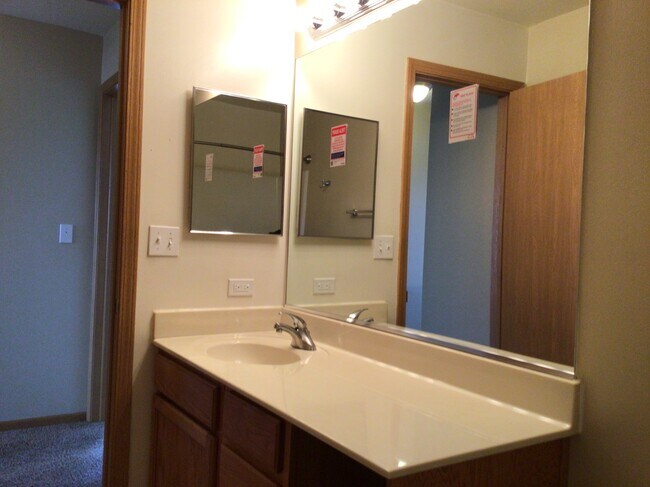 Building Photo - 560 S Annandale Dr