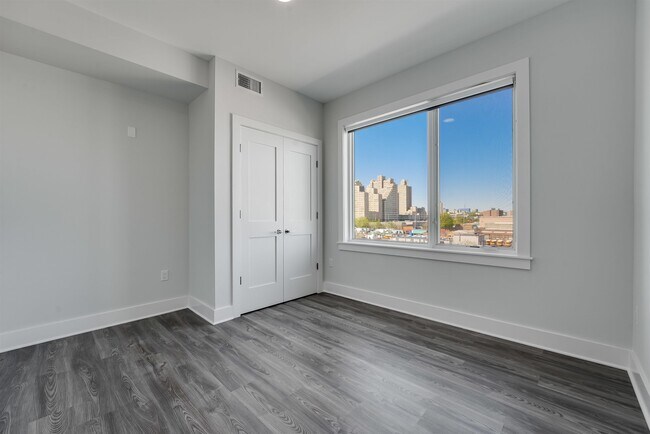 Building Photo - 658 Grand St