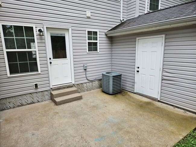 Building Photo - 705 Crestland Ave