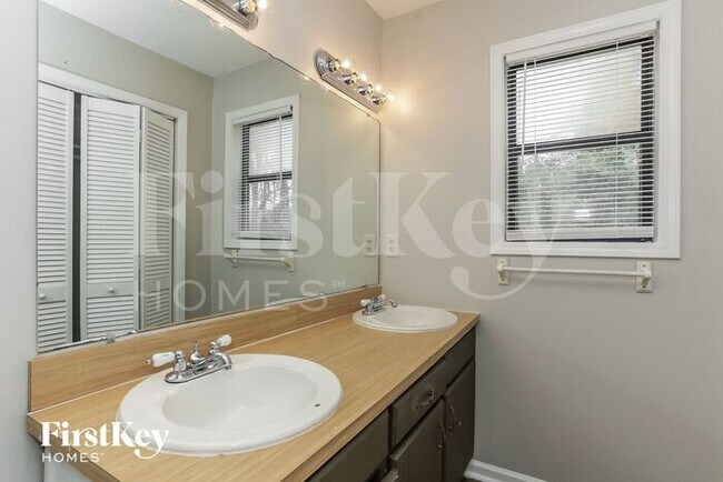 Building Photo - 4550 Glory Dr