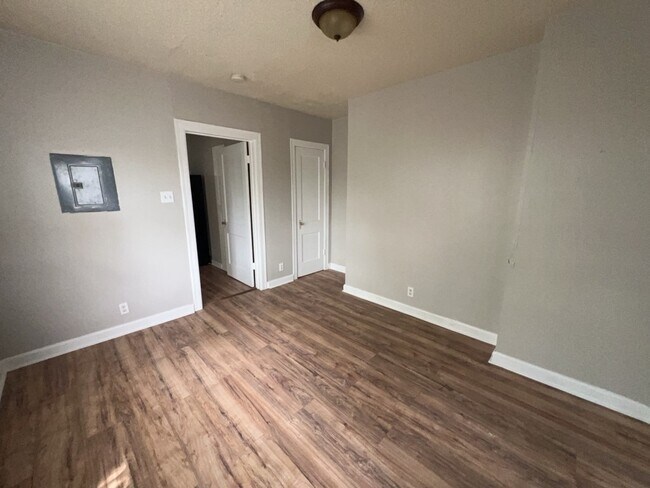 Building Photo - 1552 Lombardy St