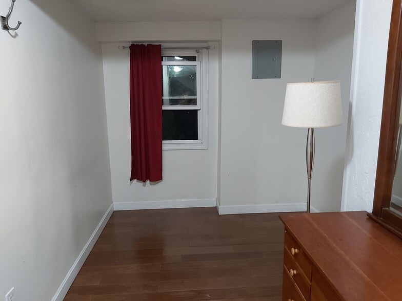 Building Photo - 83 Locust St