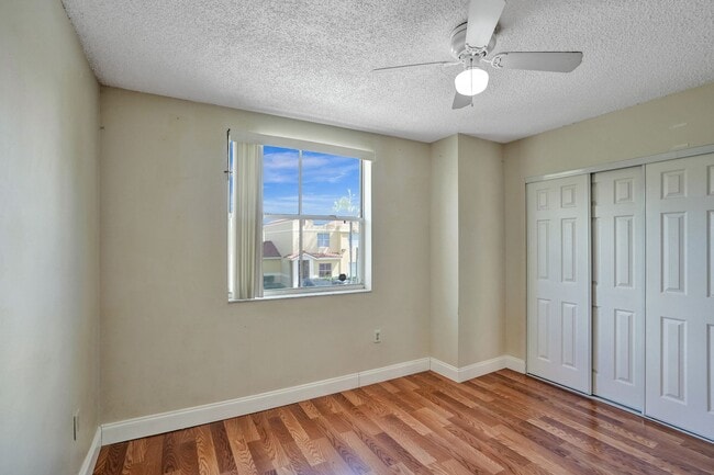 Building Photo - Townhouse with 2 Beds, 2.5 Baths, In-Unit ...