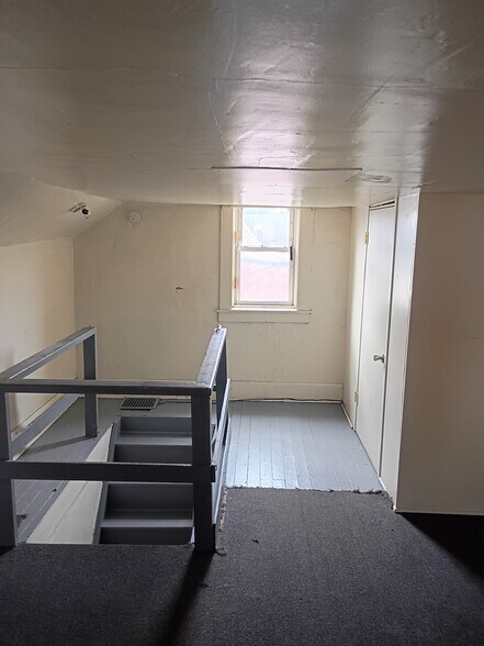Building Photo - 1327 6th Ave