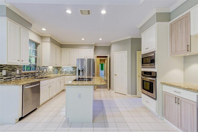 Building Photo - 16606 Shadow Path Dr