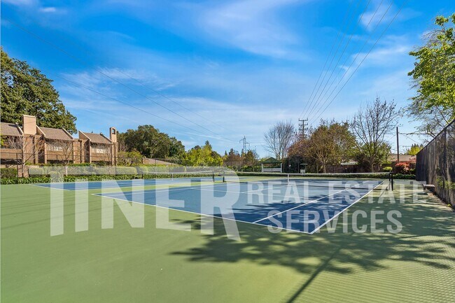 Building Photo - 730 Woodside Ln E