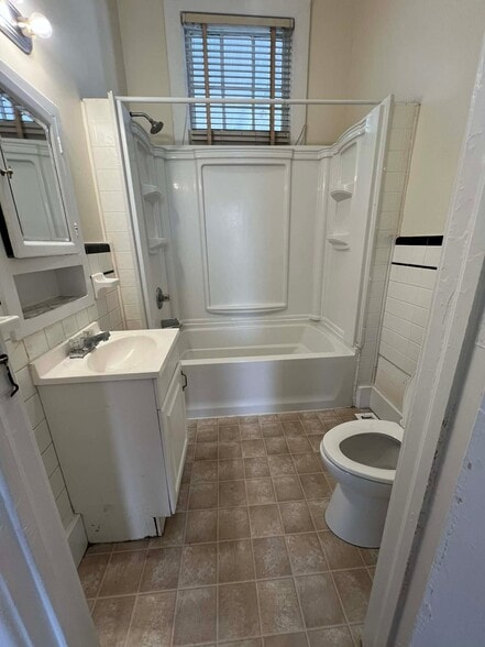 Building Photo - 233 College St