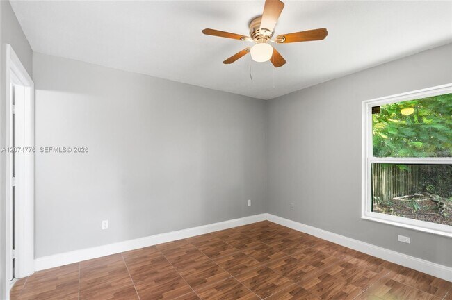 Building Photo - 879 SW 10th St