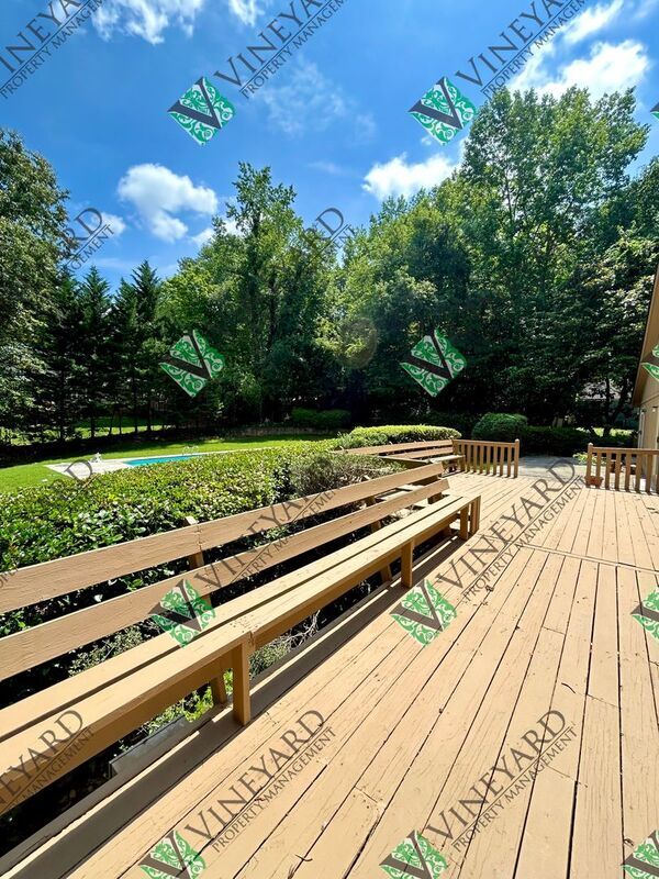 Building Photo - 115 Nesbit Ferry Pl