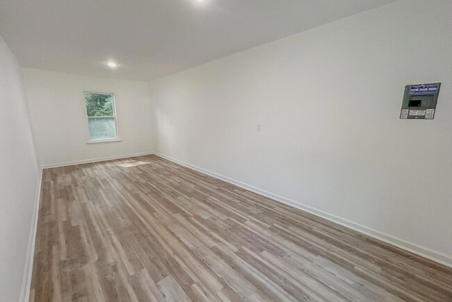 Building Photo - Modern 2BR/1.5BA Property with Renovated Interior and Unique Bonus Spaces