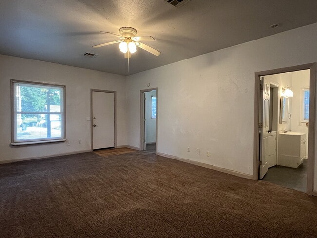 Building Photo - 3 Bedroom House for Lease!!