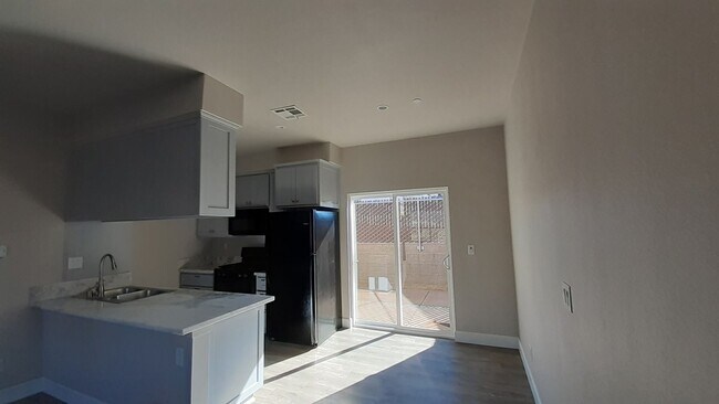 Building Photo - 587 Oakwood Ln