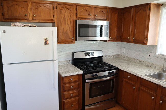 Building Photo - Renovated 3BR 2BA Rockville Split-Level with Huge Fenced Yard Available July