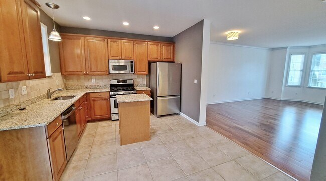 Building Photo - 3 Bed / 2-1/2 Bath Single Family Townhome with 1-Car Garage