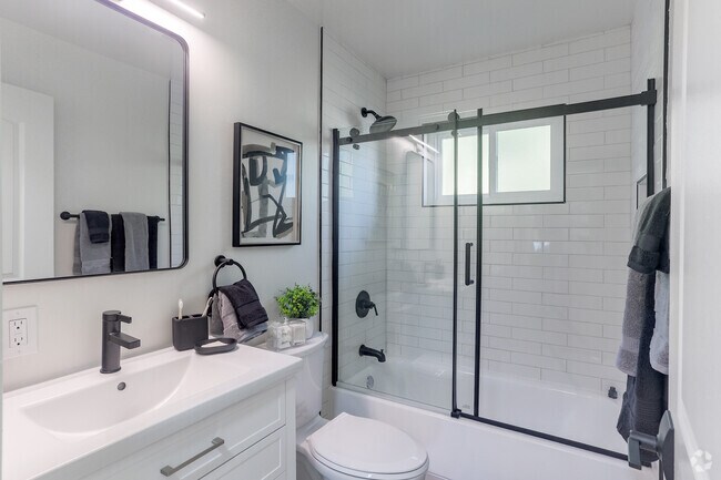 1BR,1BA - 600SF - Bathroom - Hacienda Hamilton