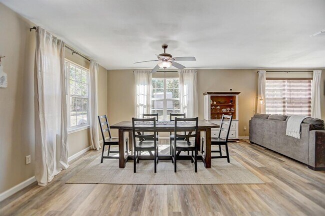 Building Photo - 460 Pine Tree Loop