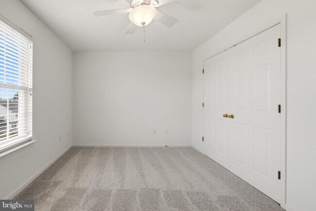 Building Photo - 2068 Stoneleigh Dr