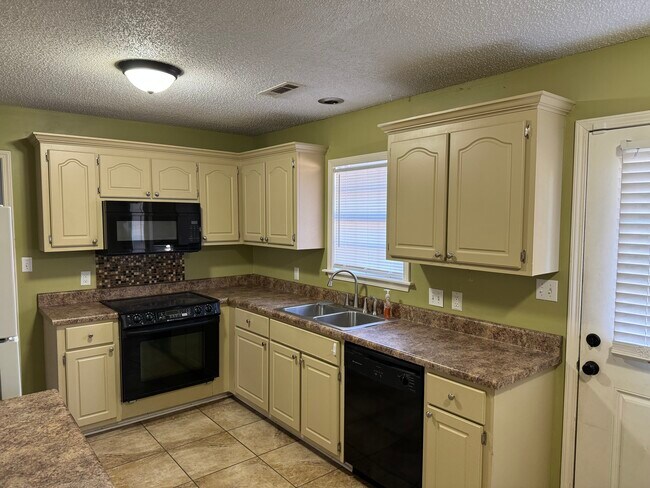 Kitchen - 3550 Woodland Dr
