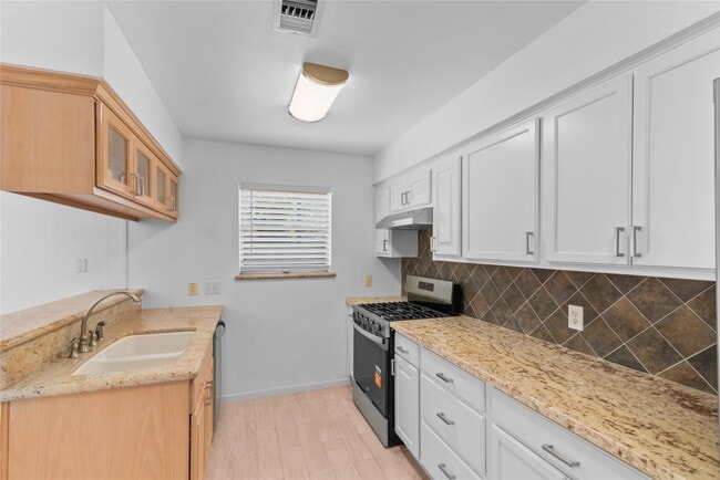 Building Photo - 5607 Viking Dr
