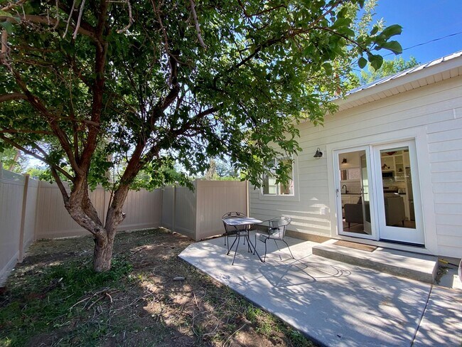 Private fenced yard - 1401 Bleistein Ave