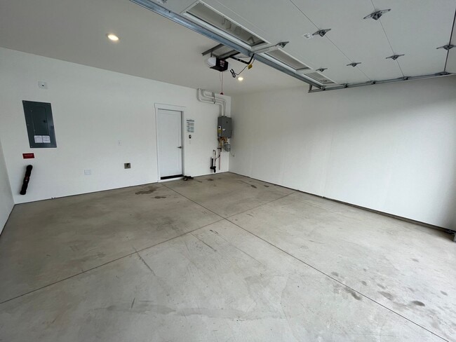 Building Photo - Beautiful 3 Bed/2.5 Bath Townhome - NE Bend