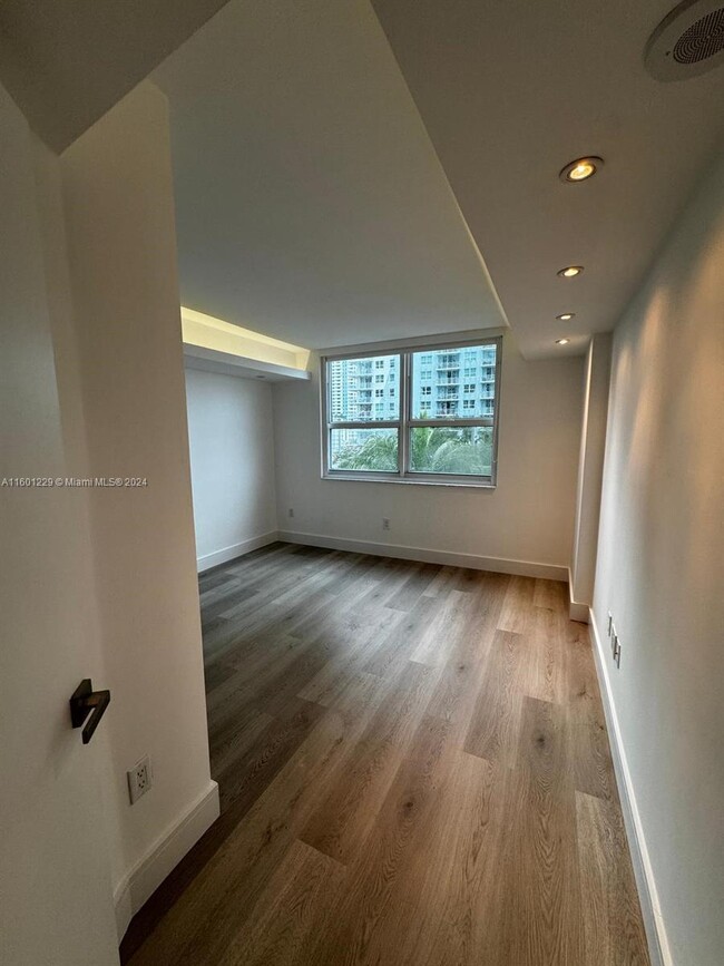 Building Photo - 1155 Brickell Bay Dr