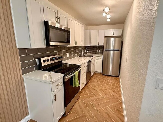 Primary Photo - 2875 N Los Felices Rd