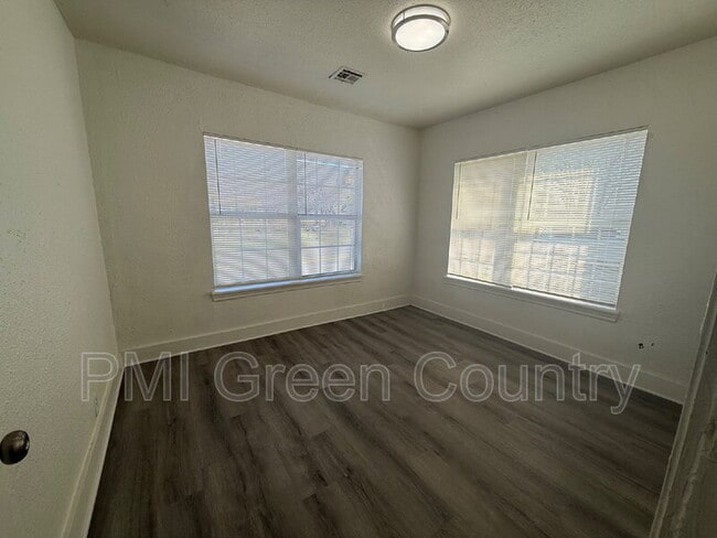 Building Photo - 2430 E Pine St