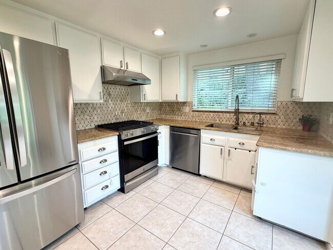 Building Photo - 5708 Camelia Ln