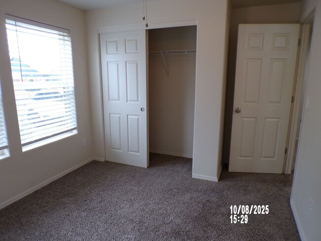 Building Photo - Spacious 3 bed 2 bath private cul-de-sac