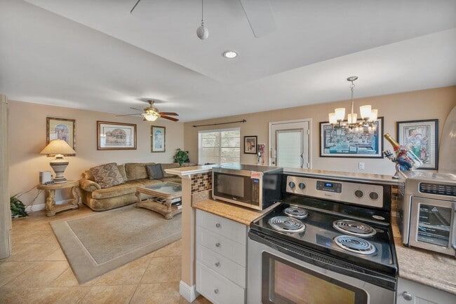 Building Photo - 677 Normandy Ln
