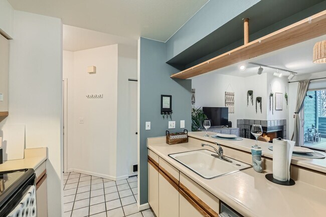 Building Photo - Urban Oasis: Cozy Furnished 1 BDR in Boulder