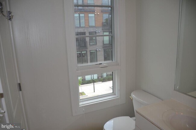 Building Photo - 708 N Henry St