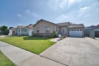 Building Photo - Spacious 4 Bedroom Home with A/C
