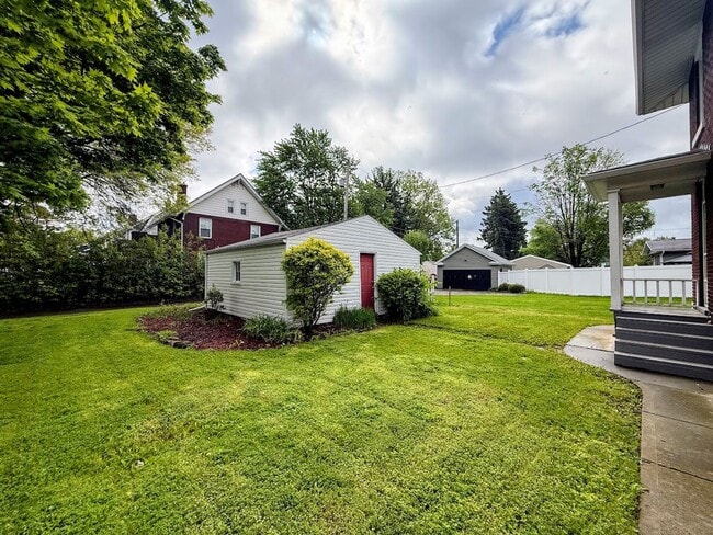 Building Photo - Three bedroom one bathroom home for rent