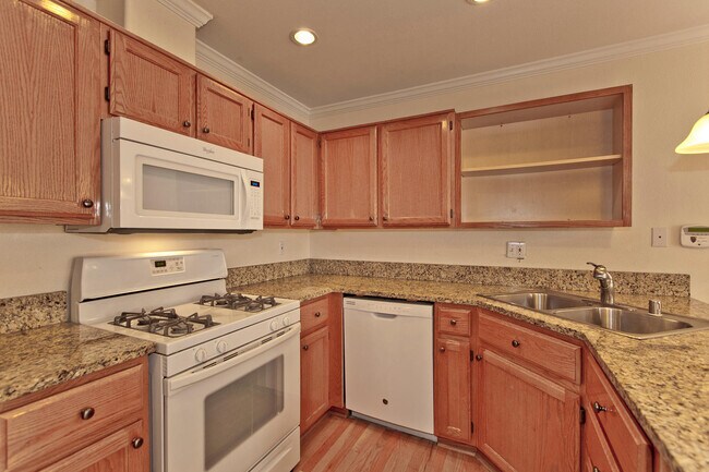 Building Photo - Beautiful home in the Lakes