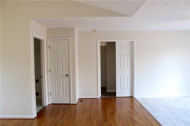 Building Photo - 3755 Fern Creek Dr