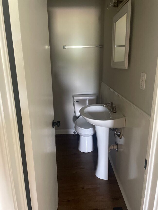 Building Photo - 3 Bedroom 1 Bath Ranch  Close to 385 Green...