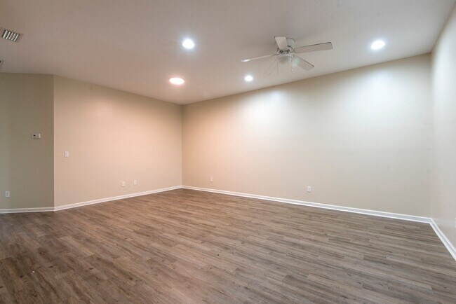 Building Photo - 253 Catriona Dr